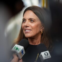 Gracinha Caiado entrega prêmio para mulheres empreendedoras