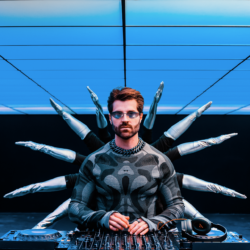 Alok cria show inédito no Coachella com painel humano interativo