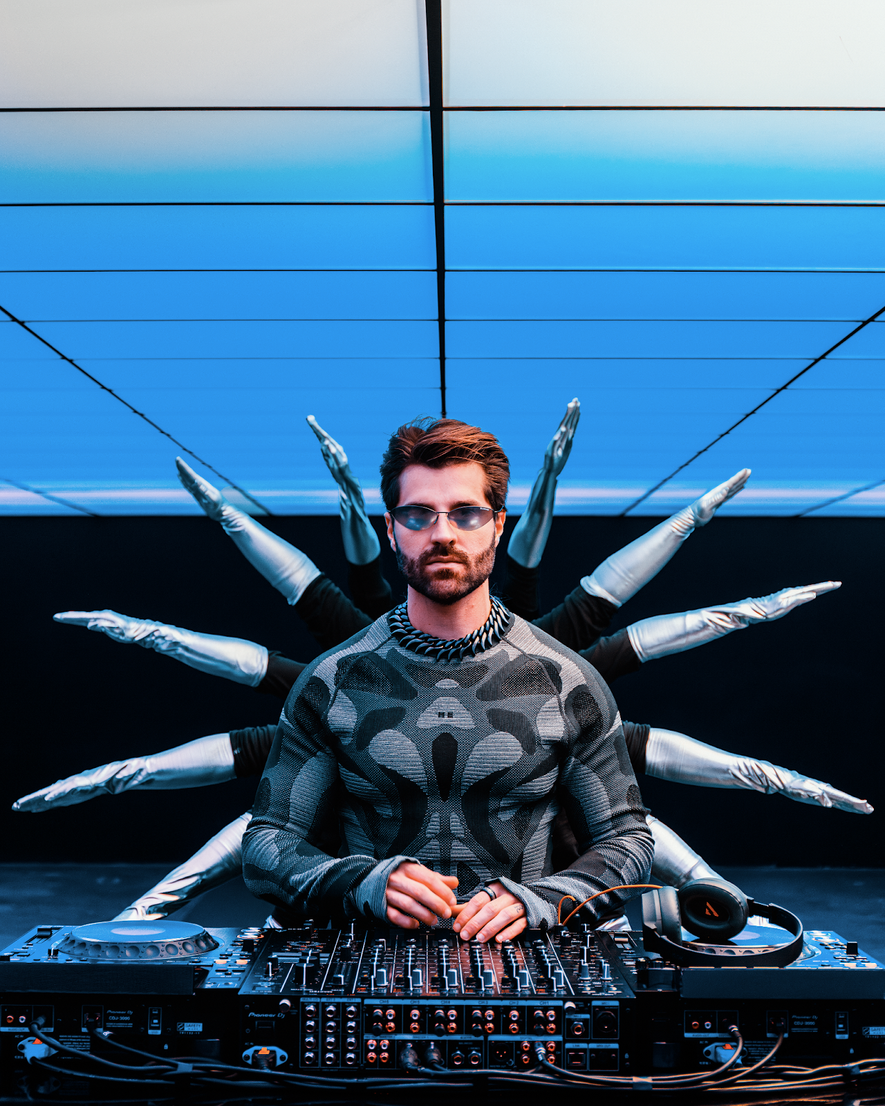 No momento, você está visualizando Alok cria show inédito no Coachella com painel humano interativo
