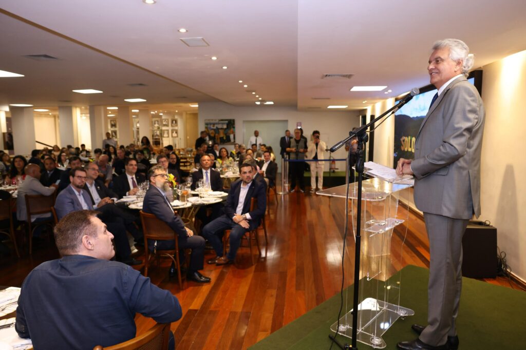 Caiado apresenta obra de Siron Franco para os 300 anos de Goiás