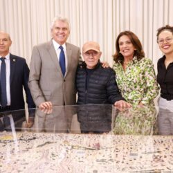 Caiado apresenta obra de Siron Franco para os 300 anos de Goiás