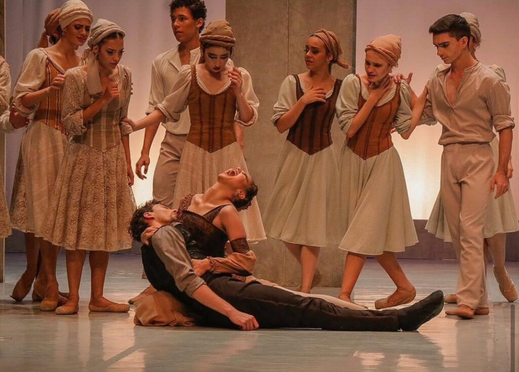 Teatro Escola Basileu França encena clássico “Romeu e Julieta”