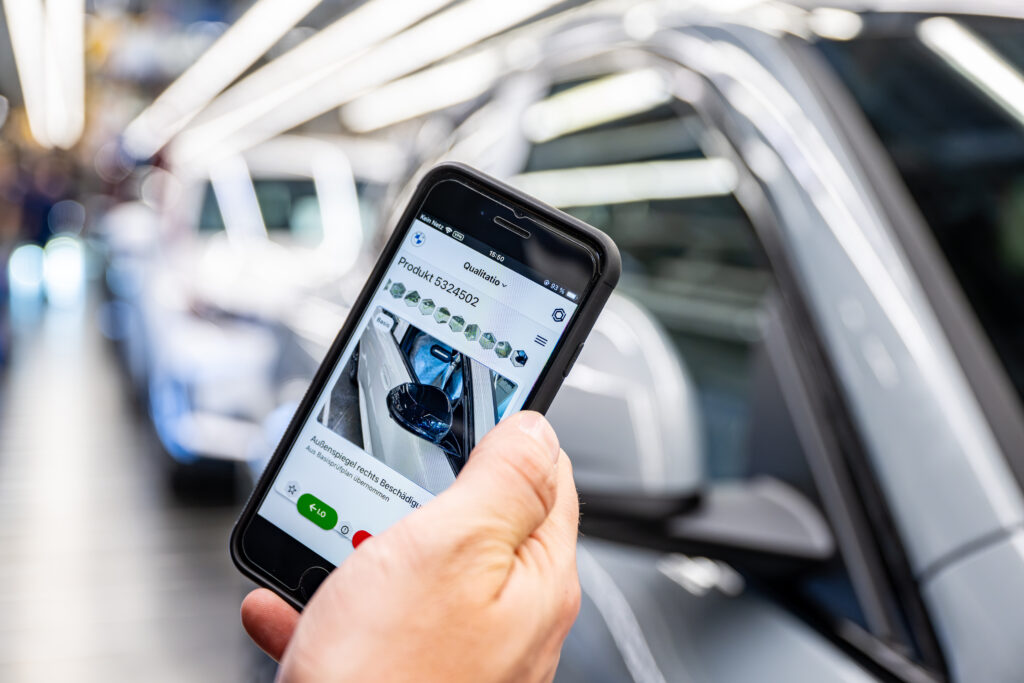 BMW adota IA para melhorar qualidade na planta de Regensburg