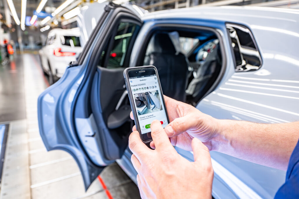 BMW adota IA para melhorar qualidade na planta de Regensburg