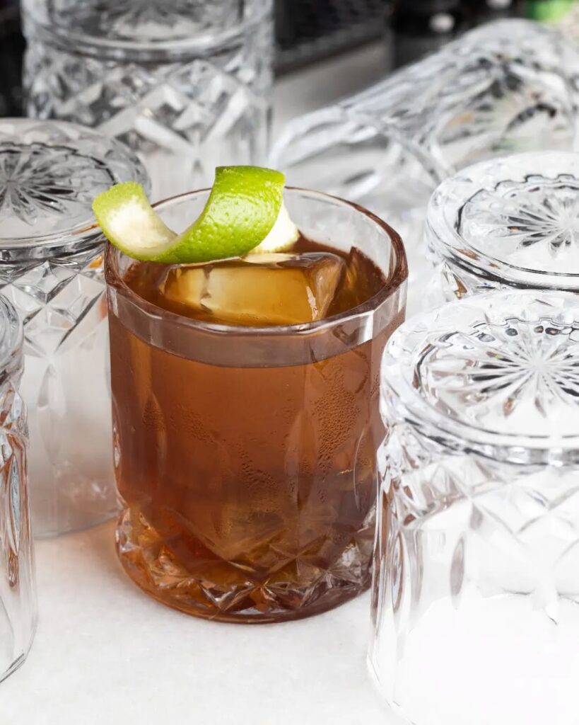 Cinco drinques com ingredientes brasileiros no coquetel