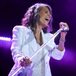Simone realiza show em Goiânia no Teatro Rio Vermelho