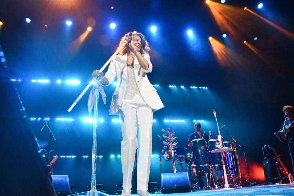Simone realiza show em Goiânia no Teatro Rio Vermelho