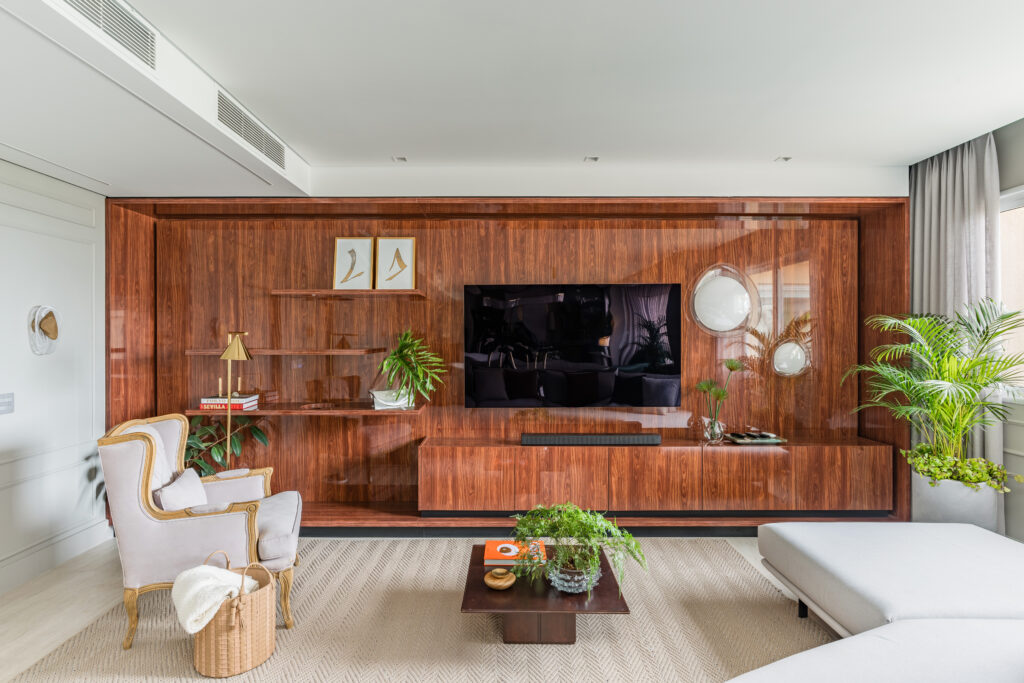 Estantes: protagonistas do décor da sala