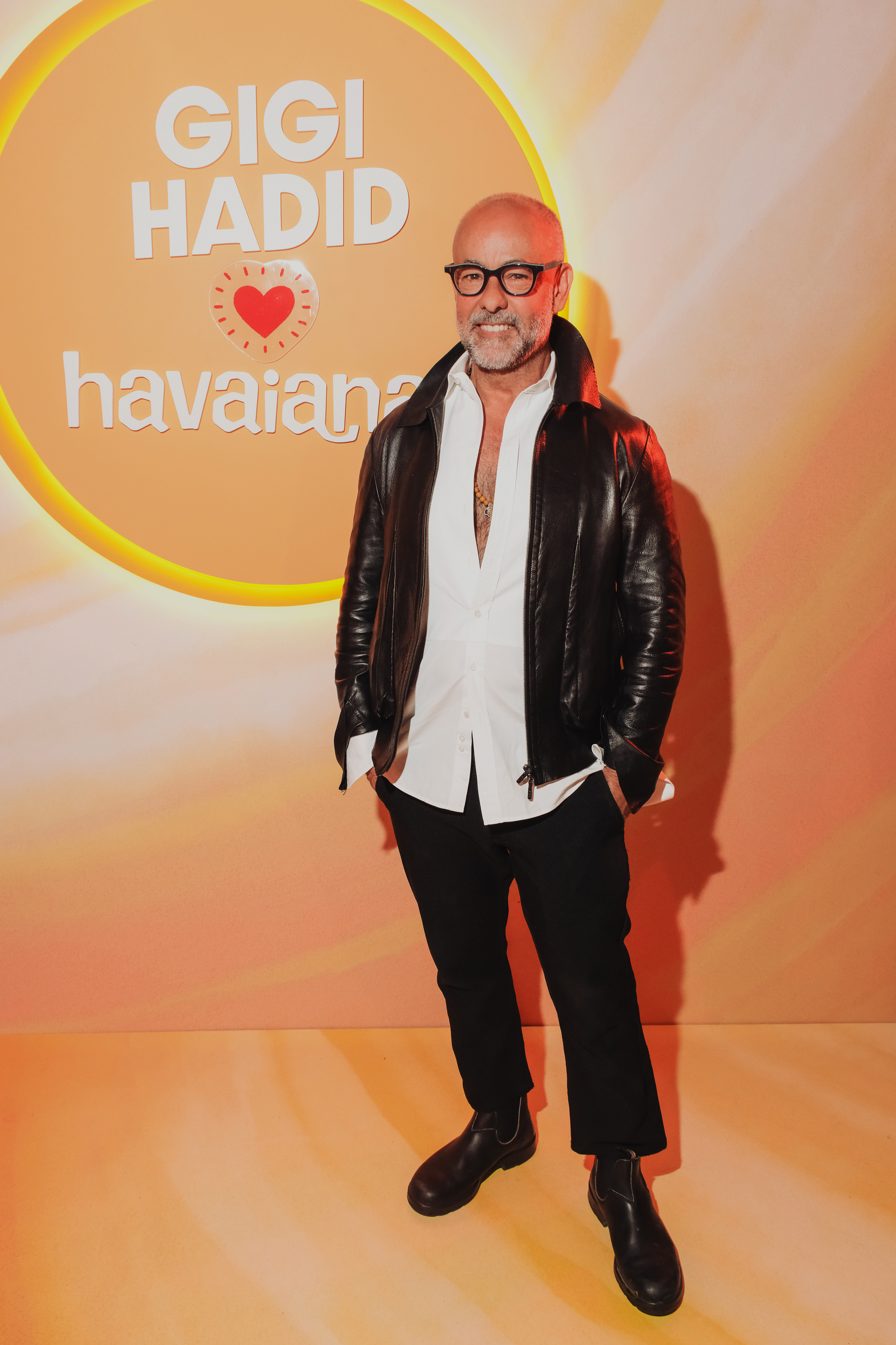 Gigi Hadid celebra icônica collab com Havaianas em Nova York