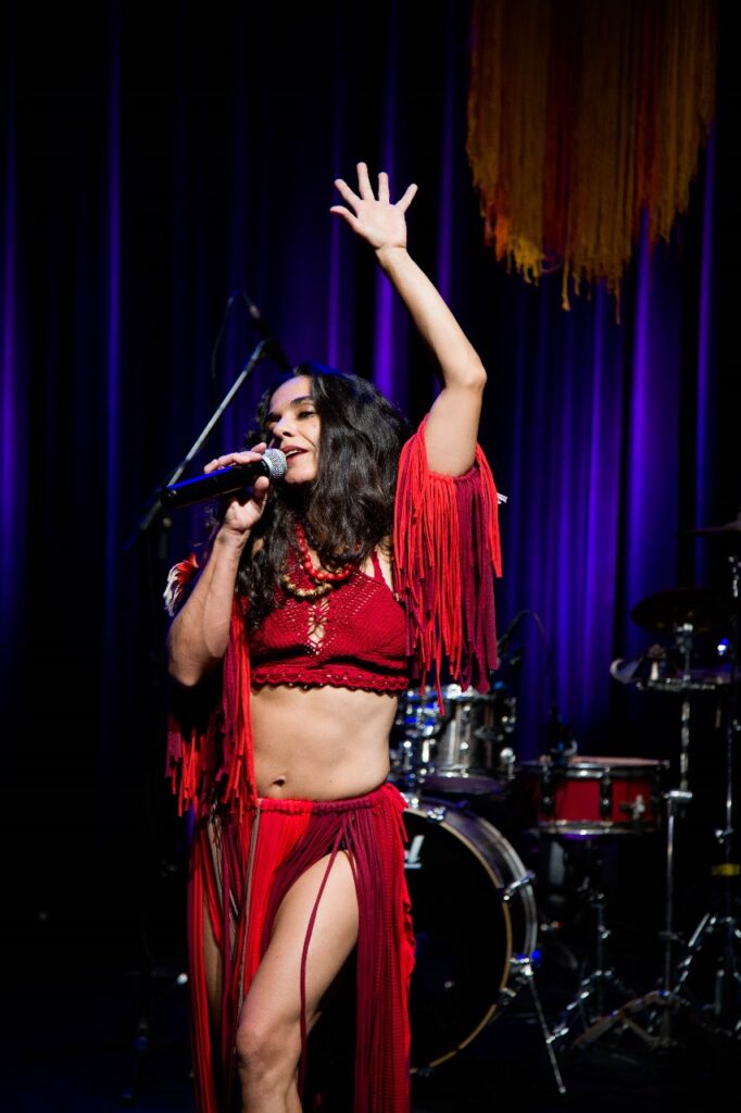Débora Di Sá apresenta show gratuito no Luau da Liberdade