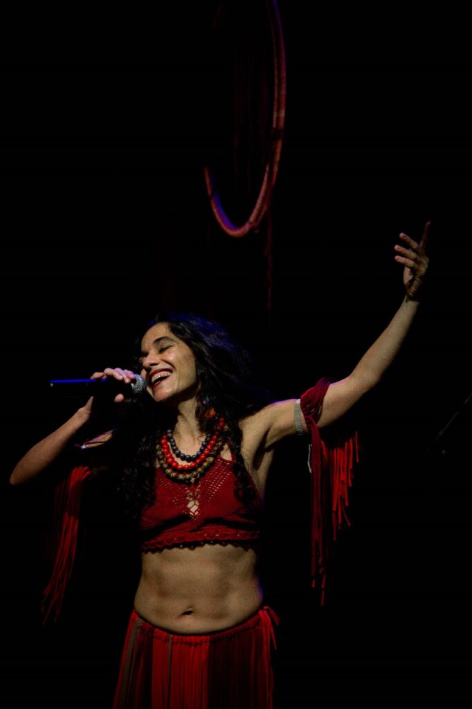 Débora Di Sá apresenta show gratuito no Luau da Liberdade