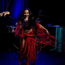Débora Di Sá apresenta show gratuito no Luau da Liberdade
