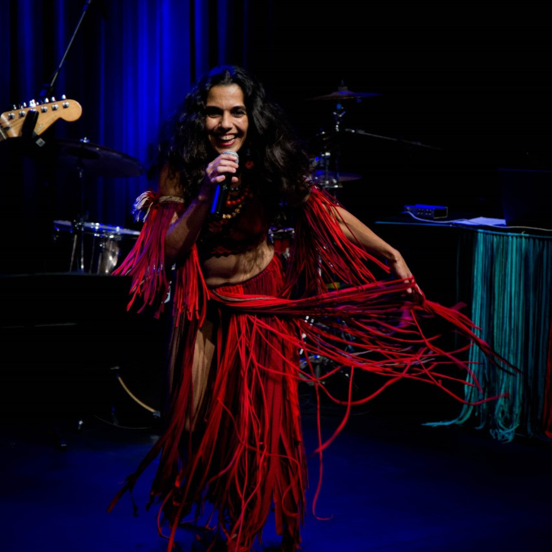 No momento, você está visualizando Débora Di Sá apresenta show gratuito no Luau da Liberdade
