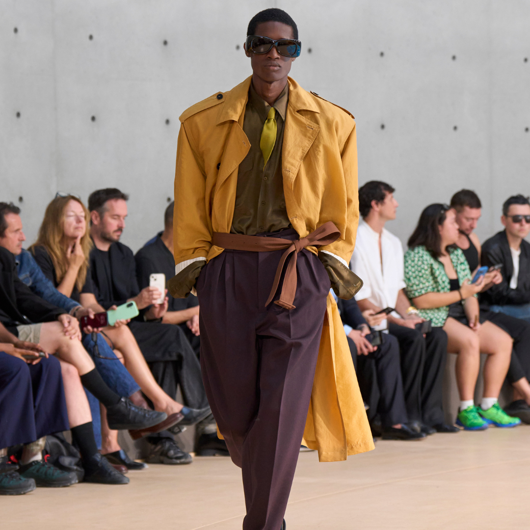 No momento, você está visualizando Saint Laurent Summer 2026 une leveza, desejo e elegância