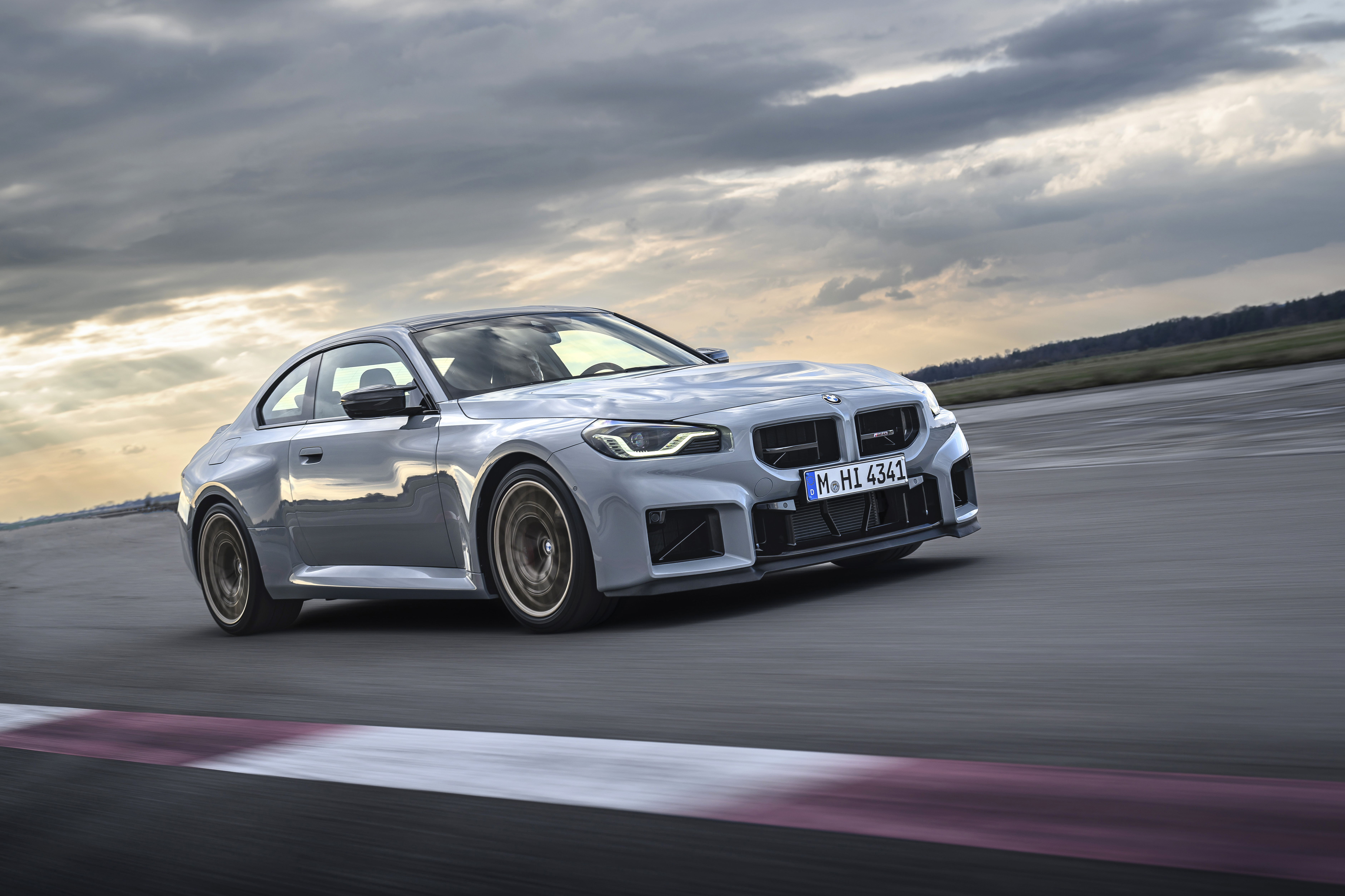 BMW M2 CS: 530 cv e aceleração em menos de 4 segundos
