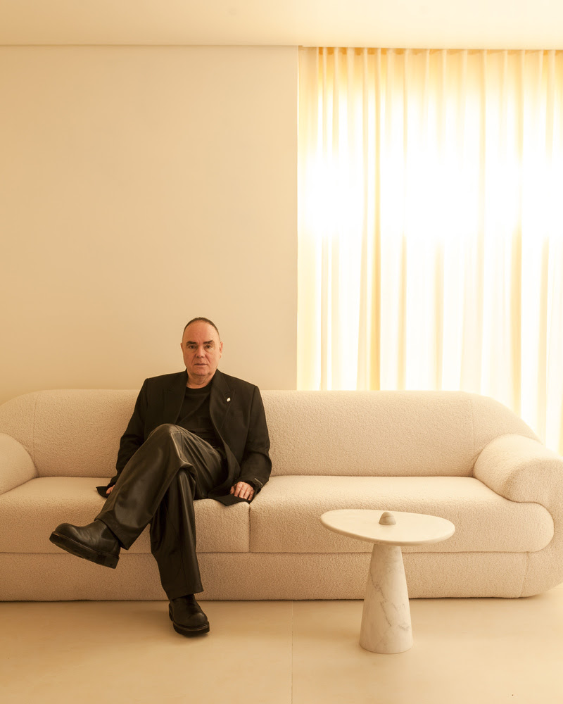Reinaldo Lourenço inaugura novo atelier sob medida em Pinheiros