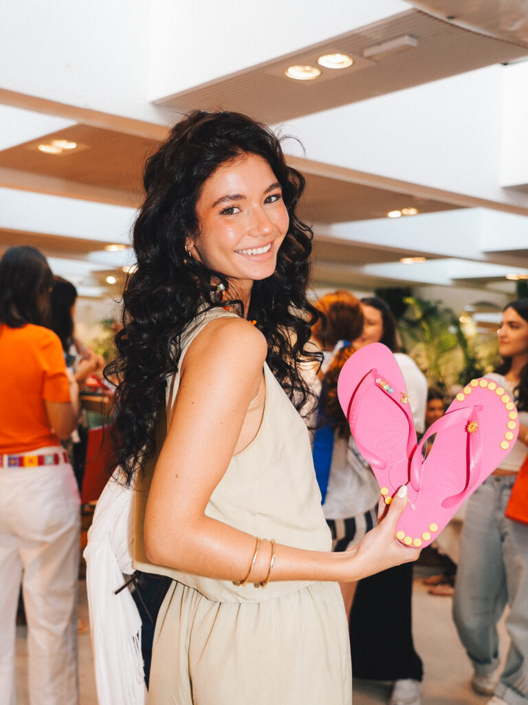 Havaianas promove tarde de customização em flagship SP