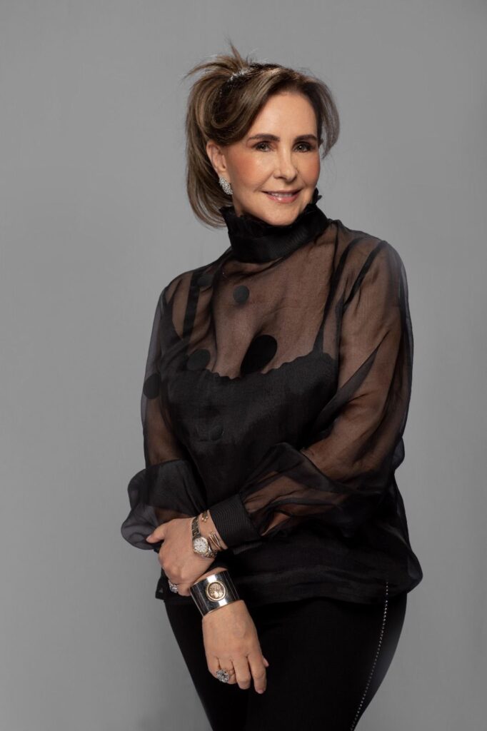 Meire Santos celebra 40 anos com livro e autógrafos na OM