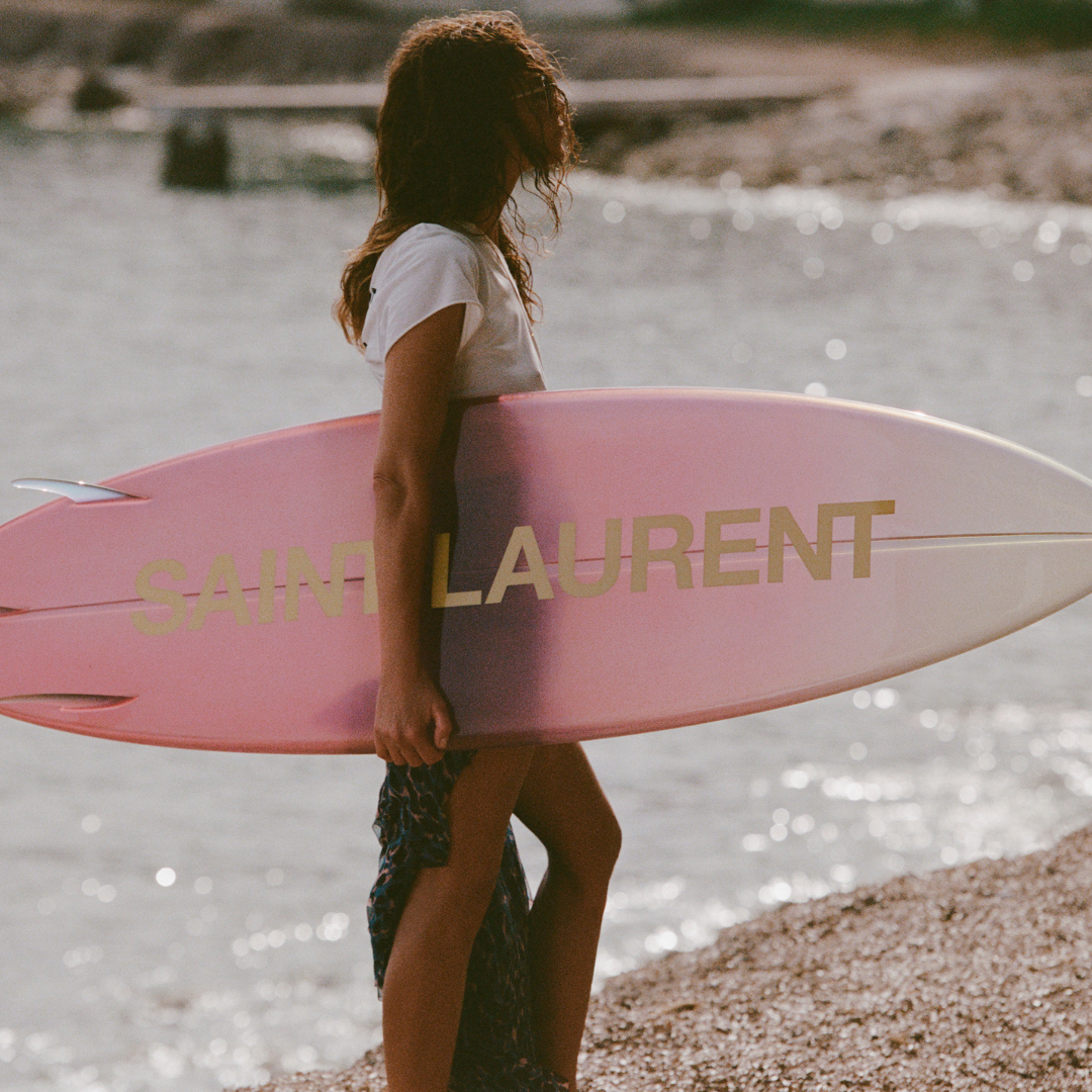 No momento, você está visualizando Shades of Summer explora o verão cru da Saint Laurent