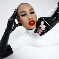 Catharine Hill celebra Dia do Batom com várias opções