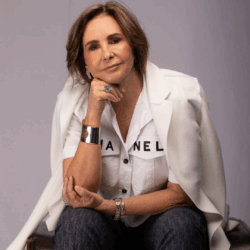 Meire Santos celebra 40 anos com livro e autógrafos na OM