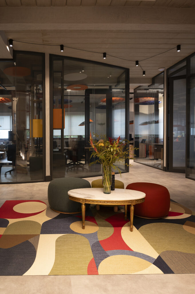 Luzes, cores, formas e iluminação transformam projeto corporativo