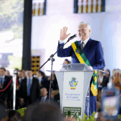 Emoção na entrega da Ordem do Mérito Anhanguera por Caiado
