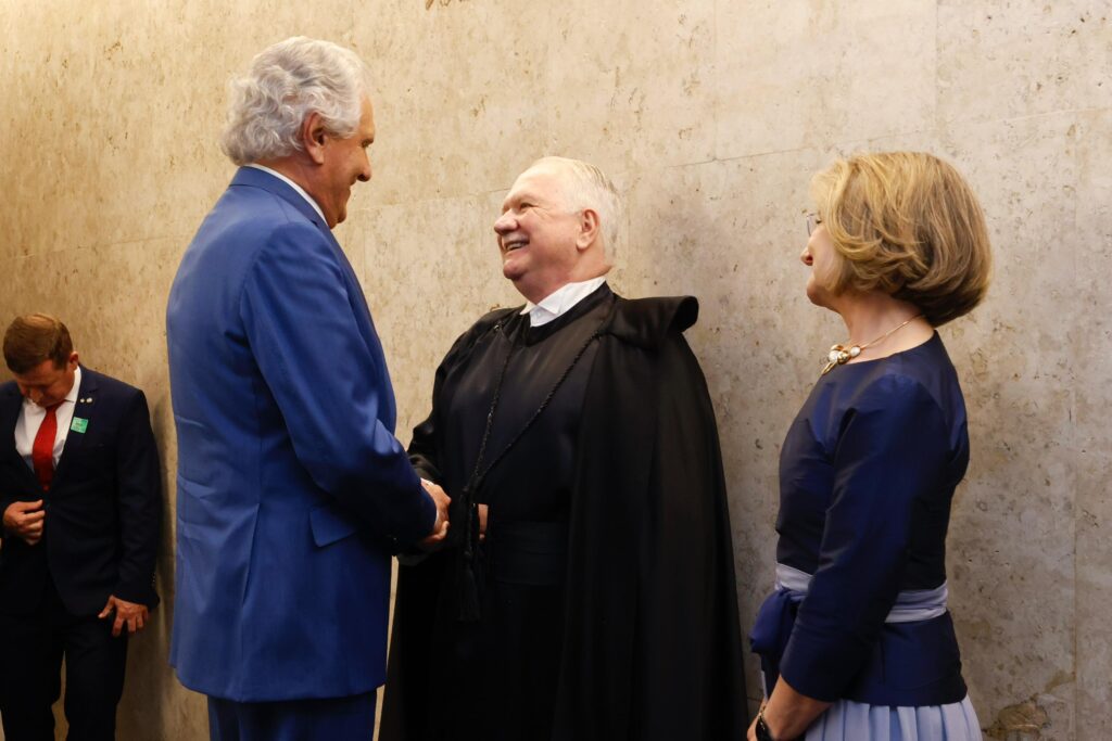 Caiado destaca democracia durante posse de Edson Fachin no STF