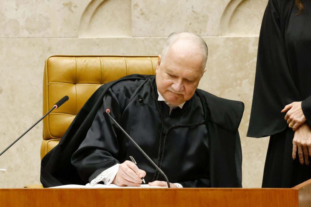 Caiado destaca democracia durante posse de Edson Fachin no STF