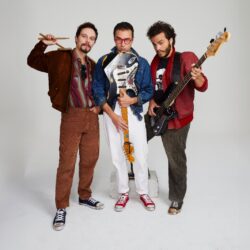 Musical dos Paralamas do Sucesso chega a Goiânia celebrando 40 anos de amizade, música e superação