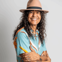 Luiz Caldas celebra 40 anos do Axé Music com show intimista no Sesc Pinheiros