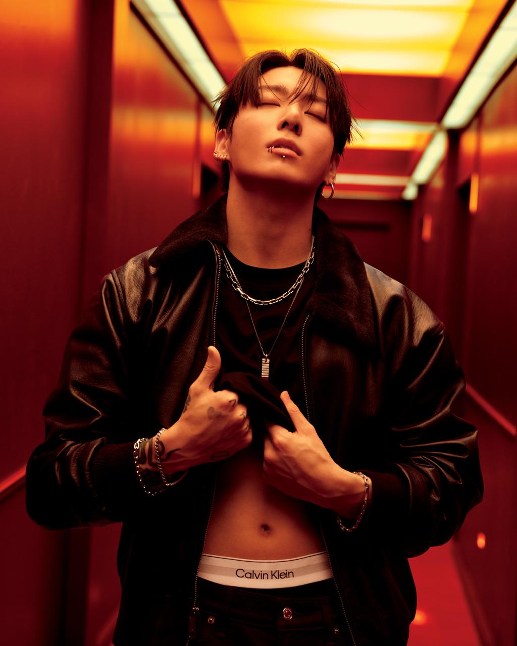 No momento, você está visualizando Jung Kook, do BTS, estrela nova campanha da Calvin Klein com os mais recentes estilos em denim