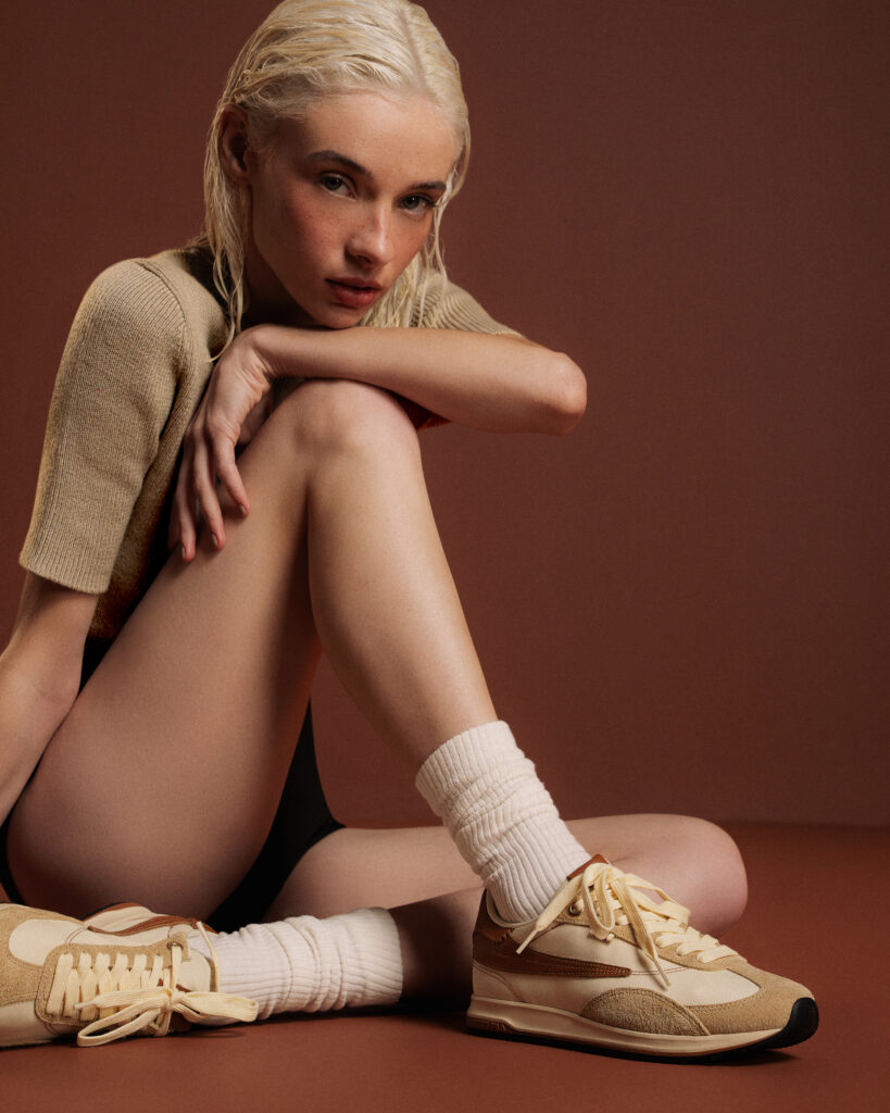 Arezzo e FILA lançam nova collab estrelada por Isabeli Fontana