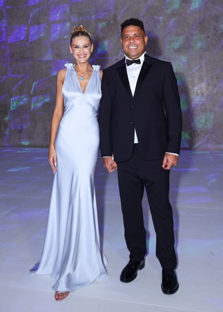 Belo se apresenta em jantar beneficente de Ronaldo Fenômeno