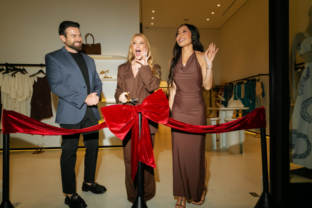 Bruna Olivo recebe Sabrina Sato em evento da Lança Perfume