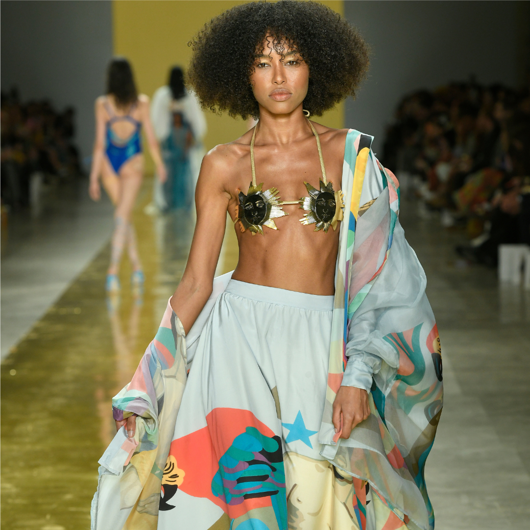 No momento, você está visualizando Amir Slama volta ao SPFW ao celebrar 35 anos de carreira