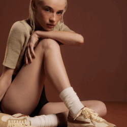 Arezzo e FILA lançam nova collab estrelada por Isabeli Fontana