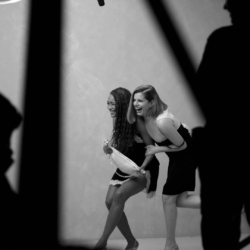 Taís Araújo e Débora Bloch estrelam “Quando Elas Andam”, nova campanha da Arezzo