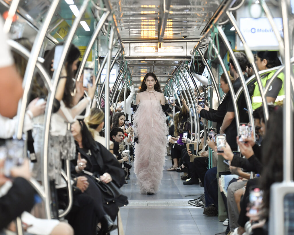 Glória Coelho apresenta “O futuro se constrói em movimento”