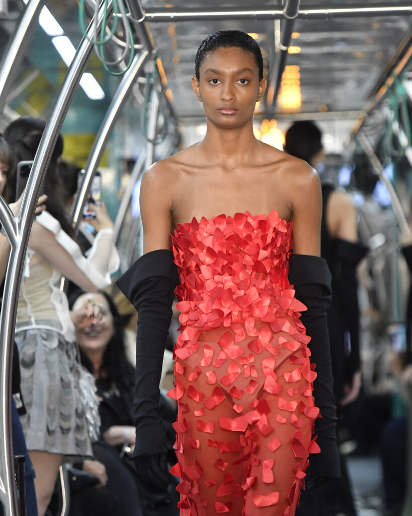 Glória Coelho apresenta “O futuro se constrói em movimento”