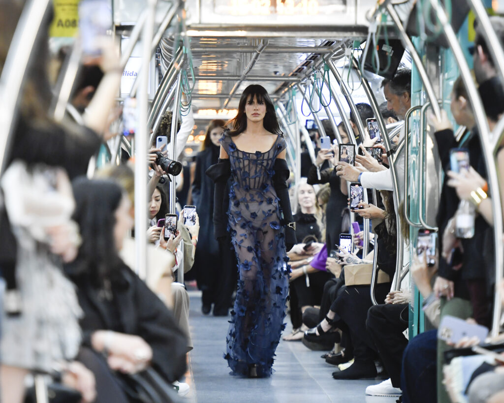 Glória Coelho apresenta “O futuro se constrói em movimento”