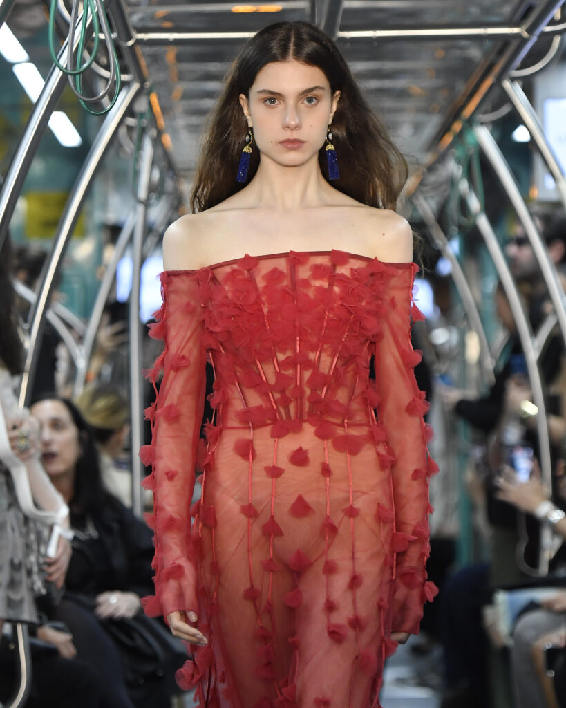 Glória Coelho apresenta “O futuro se constrói em movimento”