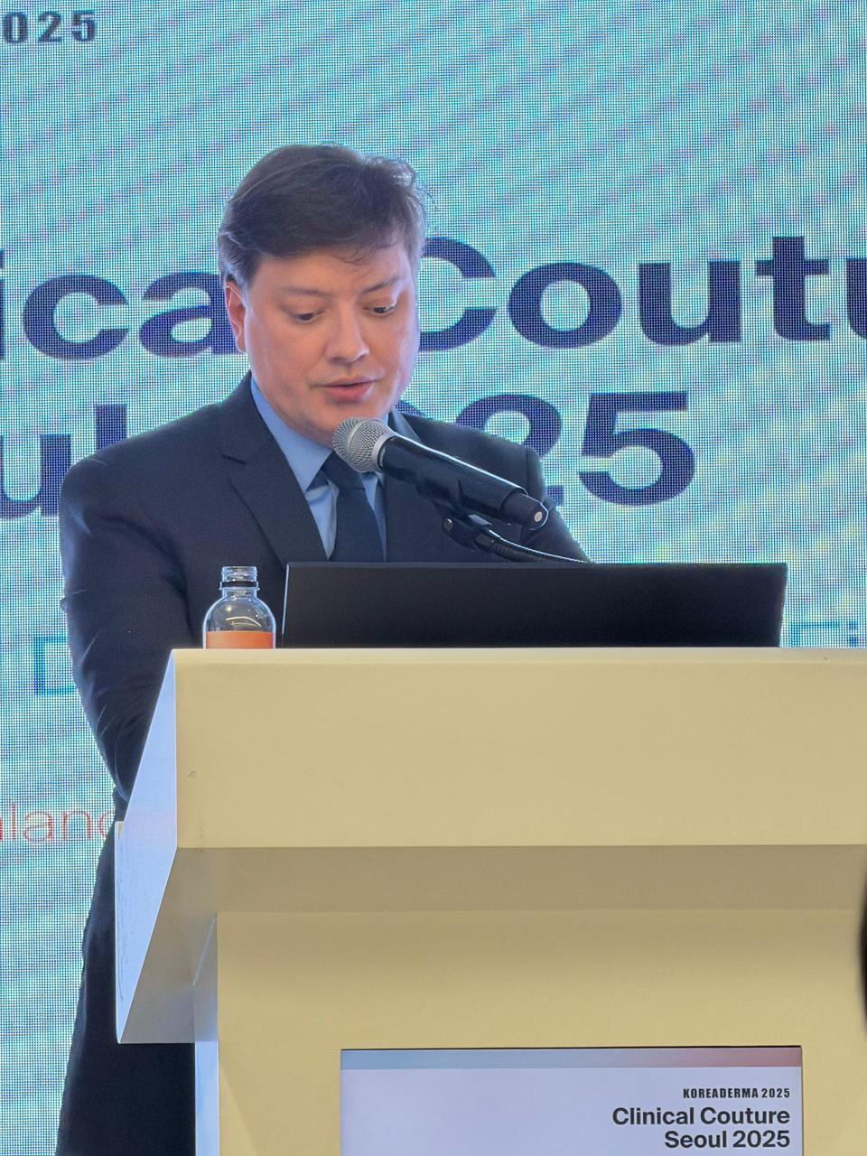 No momento, você está visualizando Alessandro Alarcão e Geórgia Alarcão representaram o Brasil no KoreaDerma 2025, em Seoul