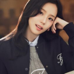 A Tommy Hilfiger apresenta a campanha “A Hilfiger Holiday”, estrelada pela cantora, atriz e ícone global de estilo JISOO