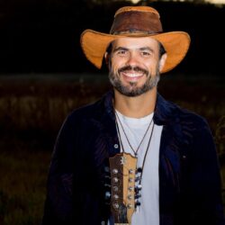 Governo de Goiás e Sesc promovem show gratuito de Renato Teixeira no Teatro Goiânia