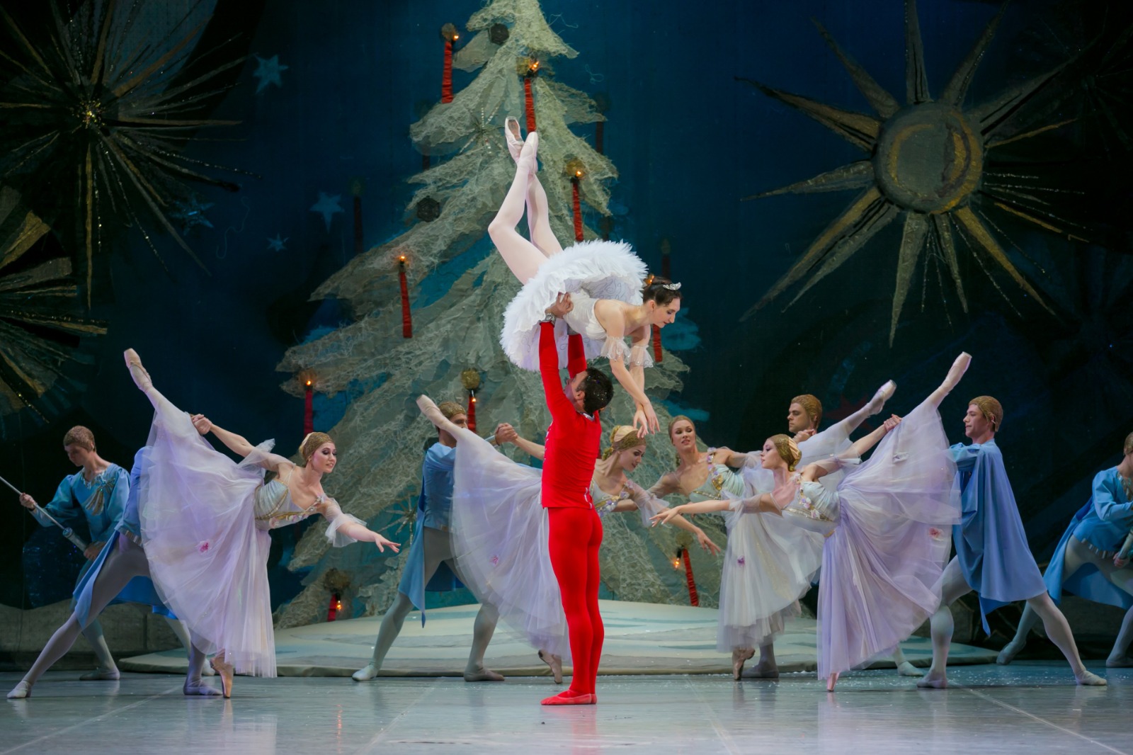 No momento, você está visualizando Ballet Clássico De São Petersburgo apresenta  “O Quebra-Nozes” com participação especial de Alexander Volchkov