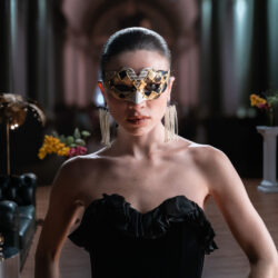 Com “delícia proibida”, GIULIA BE explora o magnetismo do encontro em seu novo single em português