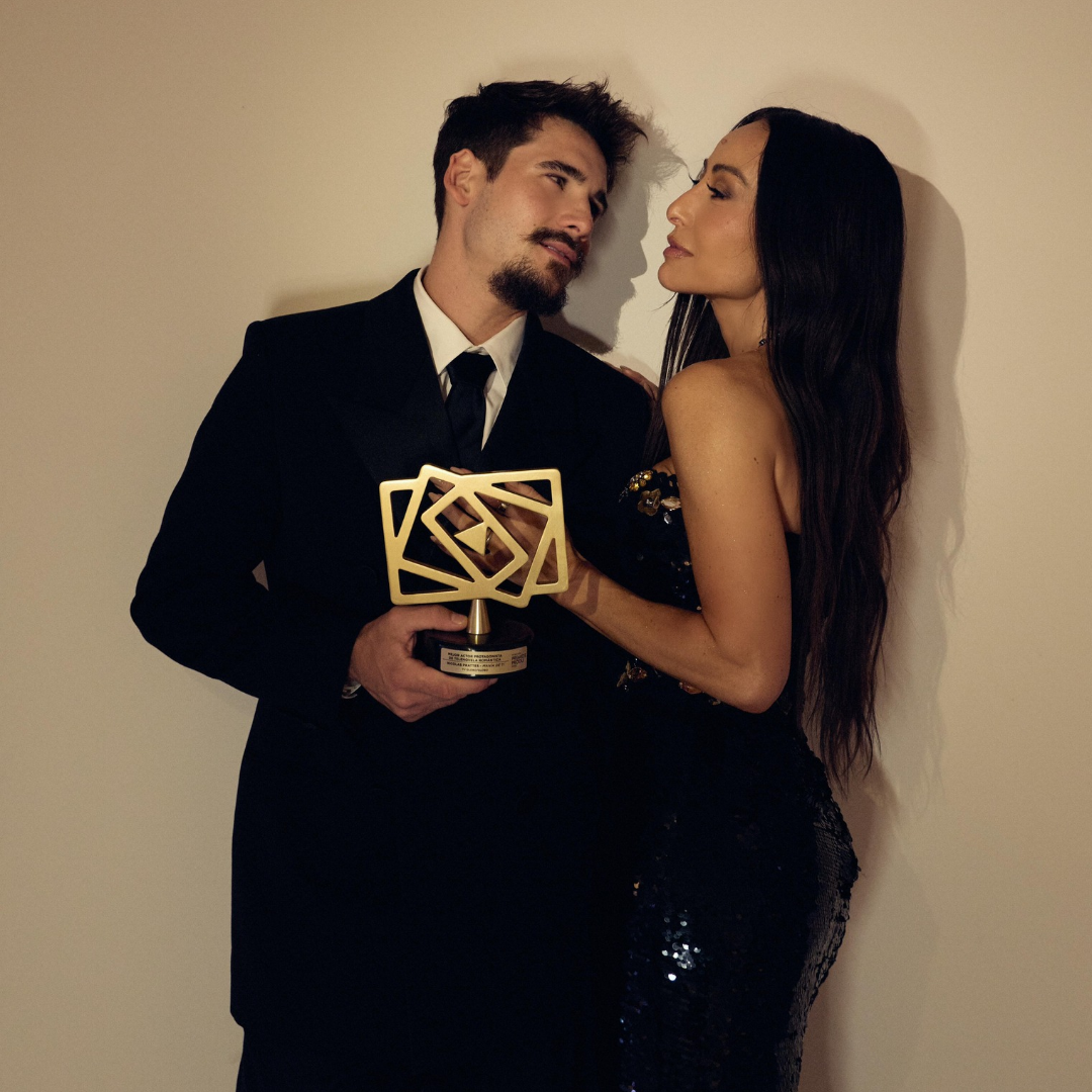 No momento, você está visualizando Casal brasileiro, Nicolas Prattes e Sabrina Sato, marcam presença nos Prêmios PRODU em Cancún