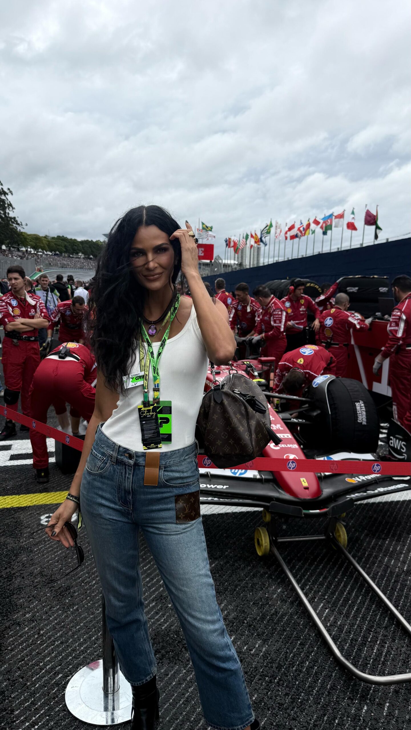 No momento, você está visualizando Famosas prestigiam paddock da Louis Vuitton no primeiro dia de Fórmula 1