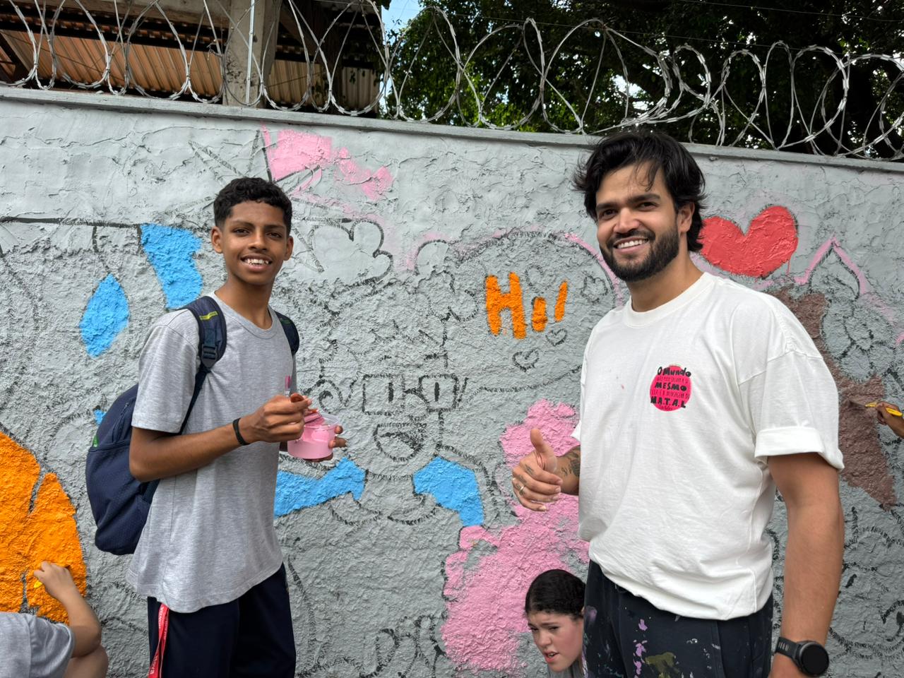 No momento, você está visualizando Arte que transforma: jovens do Tecendo o Futuro pintam mural coletivo ao lado de artista goiano